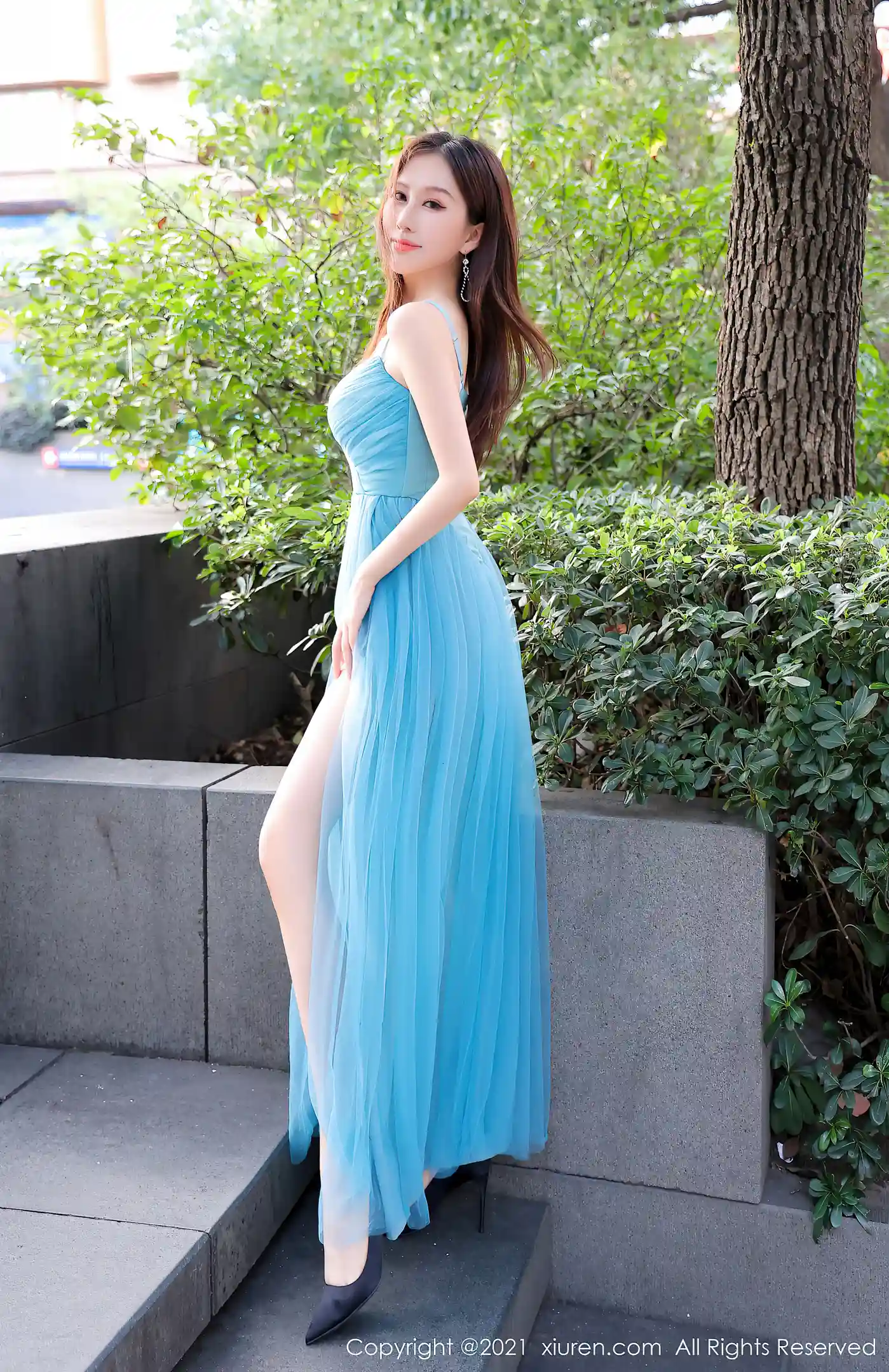 图片[3]-[XiuRen秀人网]VOL.4066 模特月音瞳私房半脱蓝色长裙露丁字裤秀火辣身材极致诱惑写真58P-秀人网官方网站